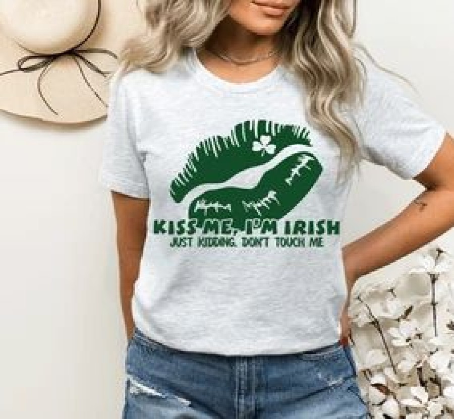 * Rogue Society Apparel Kiss Me I'M Irish New